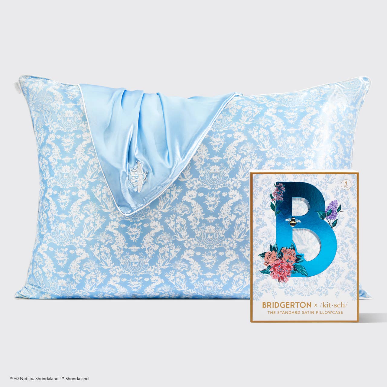 KITSCH x Bridgerton satijnen kussensloop in toile-de-jouy motief / blauw