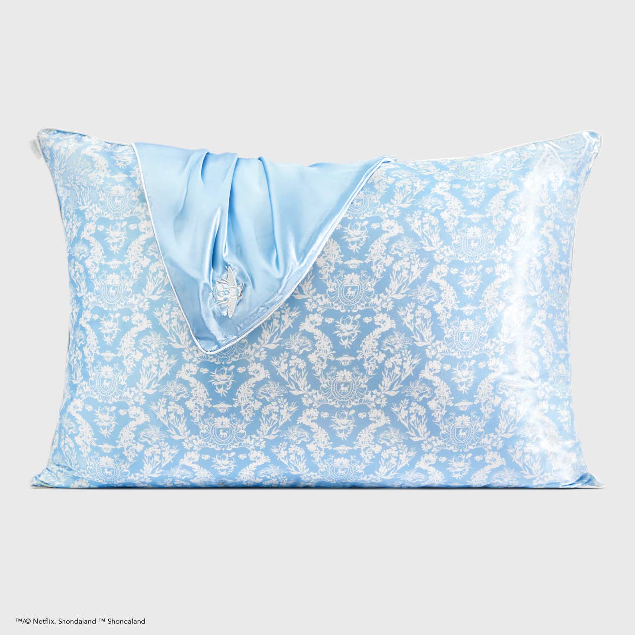 KITSCH x Bridgerton satijnen kussensloop in toile-de-jouy motief / blauw