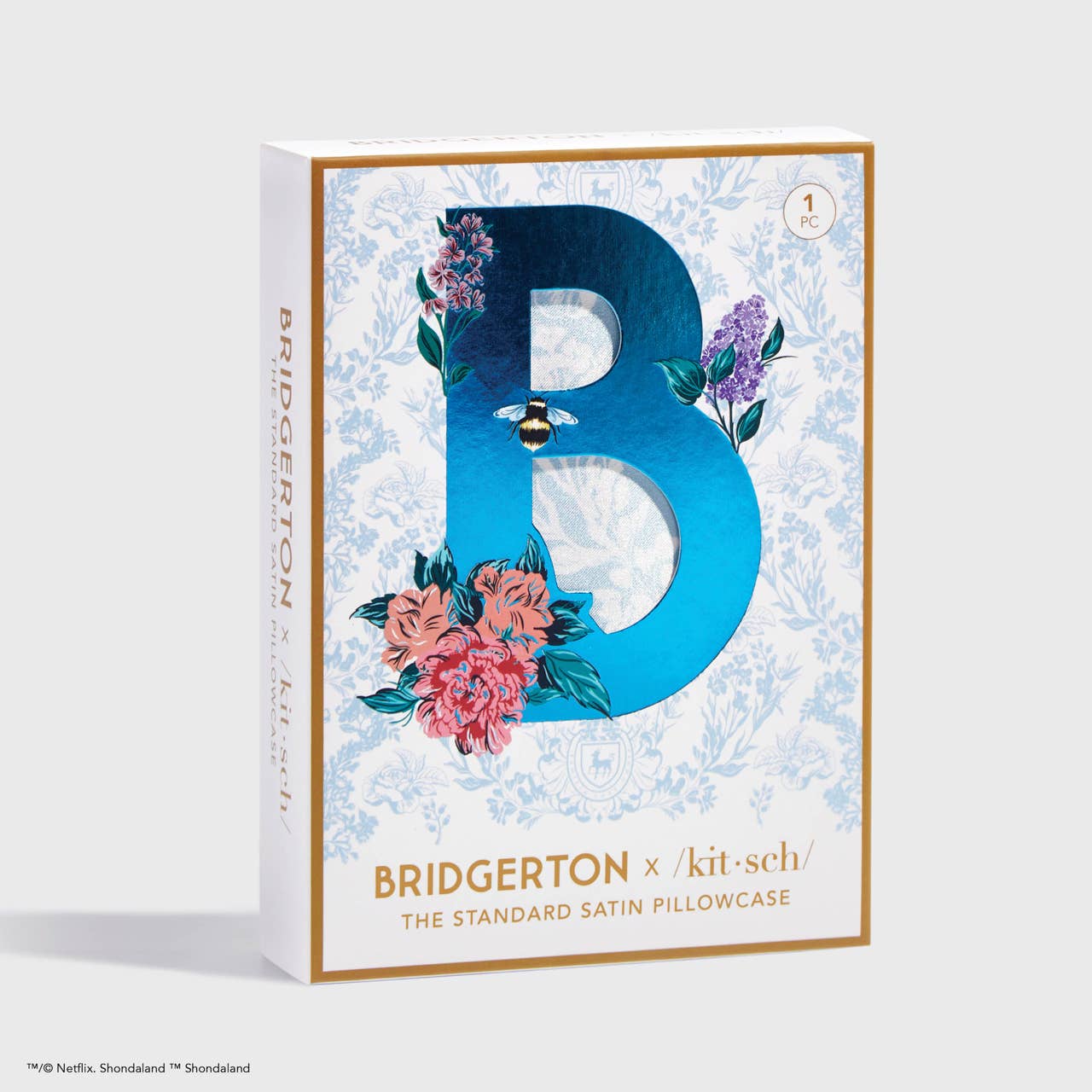 KITSCH x Bridgerton satijnen kussensloop in toile-de-jouy motief / blauw