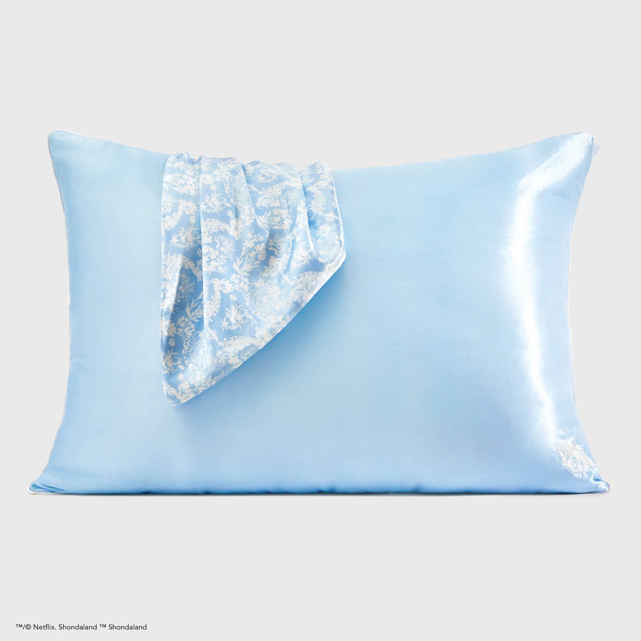 KITSCH x Bridgerton satijnen kussensloop in toile-de-jouy motief / blauw